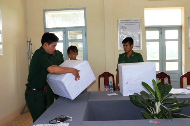 Nguyễn Phước Tới (bên trái) làm trực tiếp đánh bắt vụ vận chuyển 13 kg cần sa từ Campuchia về Việt Nam vào ngày 12.5.2018