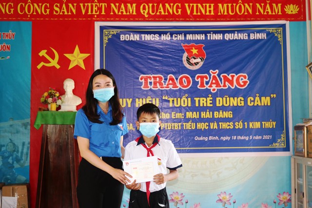 Tỉnh đoàn Quảng Bình đã tổ chức lễ trao tặng Huy hiệu “tuổi trẻ dũng cảm” của Trung ương đoàn cho em Mai Hải Đăng, học sinh lớp 6, Trường Phổ thông dân tộc bán trú Tiểu học và THCS số 1 Kim Thủy vì đã có hành động cứu người bị đuối nước.