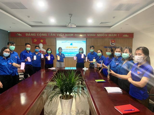Các đồng chí Ủy ban Hội LHTN Việt Nam tỉnh Cao Bằng tham gia quyên góp, ủng hộ.