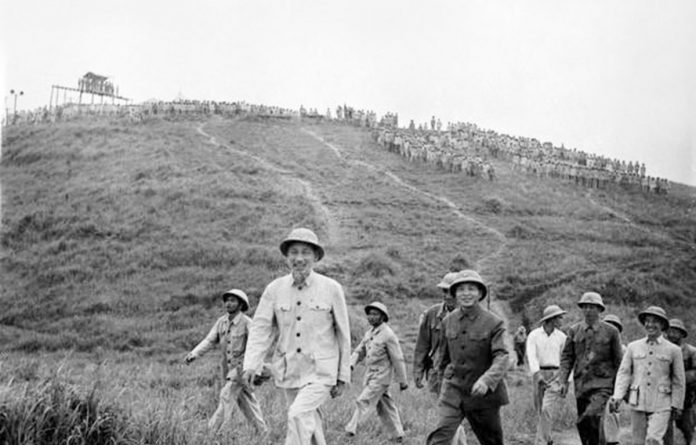 Chủ tịch Hồ Chí Minh và Đại tướng Võ Nguyên Giáp thị sát buổi diễn tập cấp Trung đoàn tấn công của Sư đoàn 308 tại Sơn Tây, năm 1957. (Ảnh: Tư liệu/TTXVN phát)