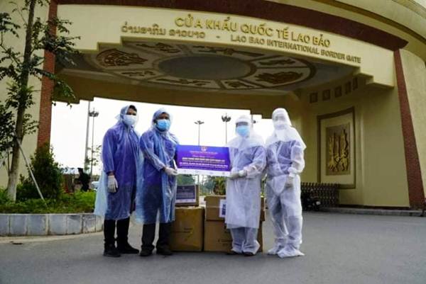 Trao tặng vật phẩm phòng chống Covid-19 cho đại diện T.Ư Đoàn Thanh niên nhân dân cách mạng Lào tại cửa khẩu Lao Bảo
