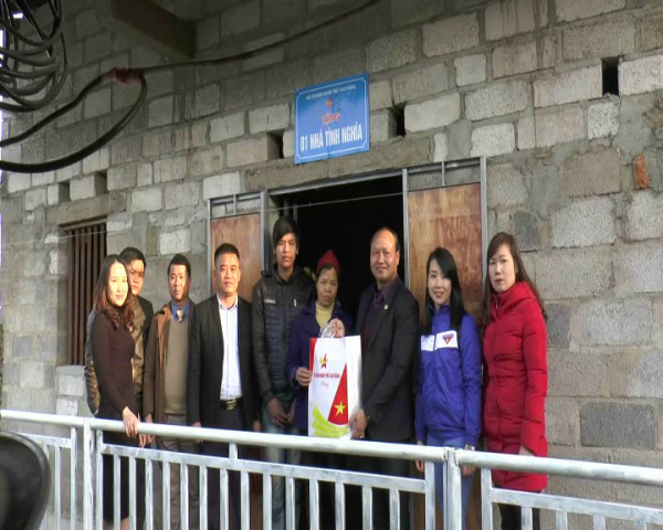 Hội Doanh nhân trẻ tỉnh trao tặng Nhà Nhân ái cho hộ gia đình bà Nông Thị Nhỏ tại xóm Nà Mằn, xã Phong Châu, huyện Trùng Khánh