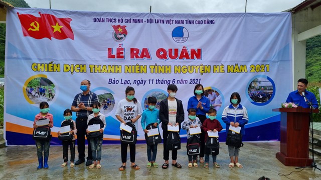 Trao tặng quà cho các em học sinh nghèo hiếu học trên địa bàn huyện Bảo Lạc.