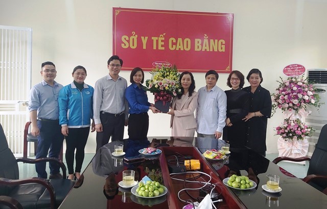 Thăm, tặng quà ngành Y tế nhân kỷ niệm 66 năm ngày Thầy Thuốc Việt Nam