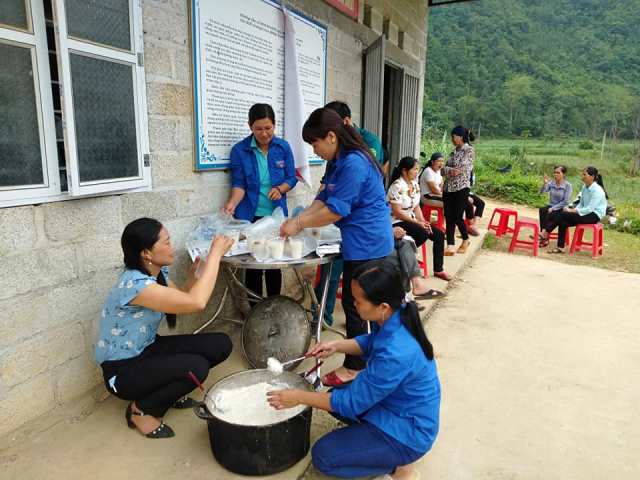 Đoàn viên, thanh niên xã Tự Do (huyện Quảng Hoà) nấu cháo miễn phí cho người dân khi đến làm thủ tục cấp CCCD.