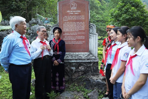 Đội viên Đội Thiếu niên Tiền phong Hồ Chí Minh nghe kể chuyện truyền thống tại Khu di tích lịch sử Kim Đồng, xã Trường Hà (Hà Quảng).