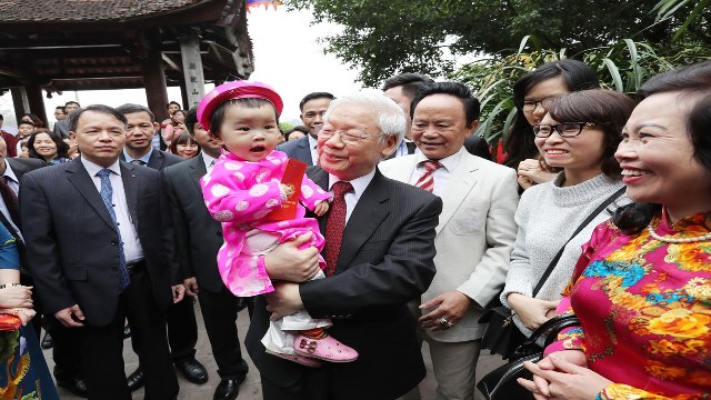 Tổng Bí thư Nguyễn Phú Trọng chúc tết, tặng quà nhân dân và các cháu thiếu nhi Thủ đô Hà Nội đang vui xuân bên đền Ngọc Sơn _Ảnh: TTXVN