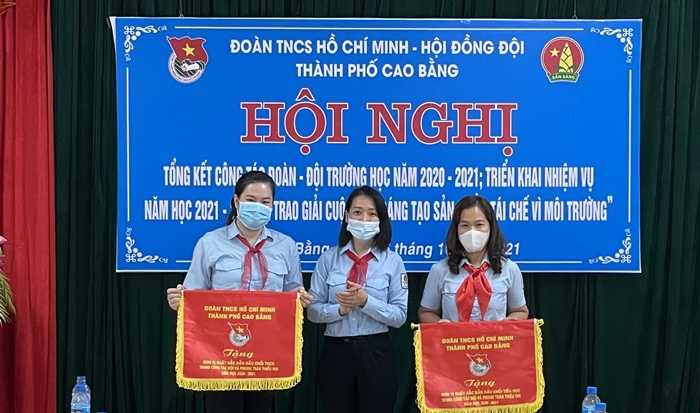 Đ/c Nguyễn Hồng Linh - Bí thư Thành Đoàn Cao Bằng trao cờ thi đua cho các tập thể.