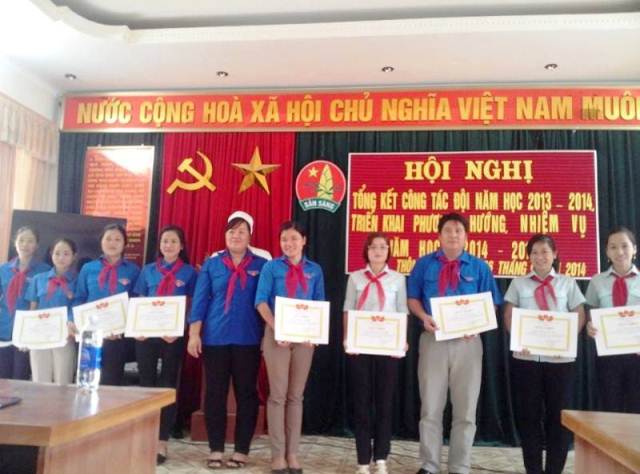 Đ/C Phùng Thị Phương Thảo  - Phó chủ tịch Hội đồng đội huyện ntrao giấy khen cho các tập thể