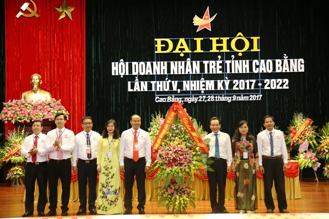 Đồng chí Đinh Huy Chiến - Phó Chủ tịch Trung ương Hội DNT Việt Nam tặng hoa chúc mừng Đại hội