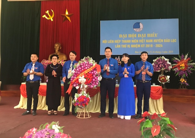 Anh Triệu Văn Thực – Chủ tịch Hội LHTN Việt Nam tỉnh tặng hoa chúc mừng Đại hội