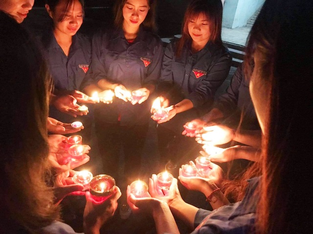 Sinh viên trường CĐSP Cao Bằng hưởng ứng Chiến dịch Giờ trái đất năm 2021.