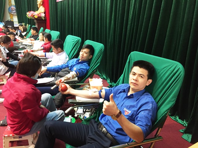 ĐVTN tham gia hiến máu tình nguyện.