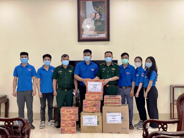 Trùng Khánh: Thăm tặng quà các chốt chặn kiểm dịch Covid-19 tại Đồn biên phòng Ngọc Côn