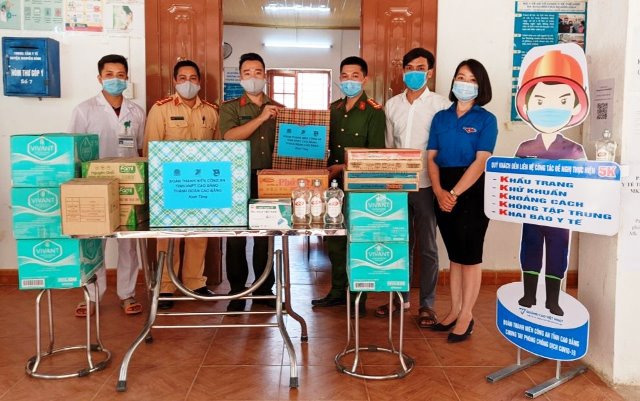 Trao tặng quà tại Chốt kiểm soát dịch bệnh Covid-19 tại đường tỉnh 212, xã Thành Công, huyện Nguyên Bình