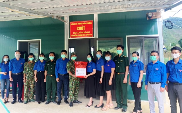 Thăm, tặng quà chốt kiểm soát phòng, chống dịch covid-19 trên địa bàn xã Xuân Trường, huyện Bảo Lạc.