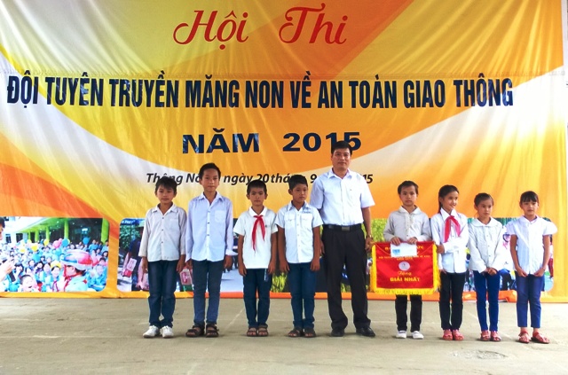 Đồng chí Hà Văn Vui - trưởng Ban Tổ chức trao giải Nhất cho Liên đội trường Tiểu học Ngọc Động