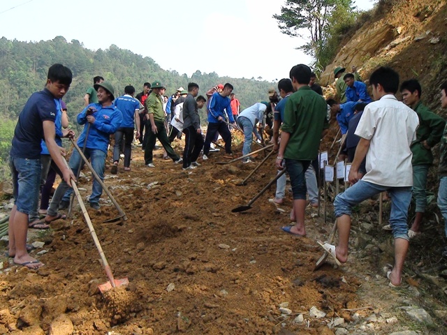 Đoàn viên thanh niên huyện Nguyên Bình làm đường nông thôn tại xóm Thôm Sẳn thị trấn Nguyên Bình.