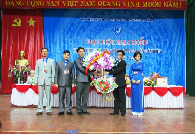 Phó Bí thư Tỉnh ủy Đinh Quế Hải tặng hoa chúc mừng Đại hội đại biểu Hội LHTN Việt Nam lần thứ IV, nhiệm kỳ 2014 - 2019
