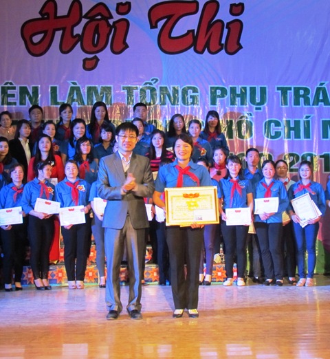 Đồng chí Vũ Khắc Quang - Phó Bí thư Tỉnh Đoàn - Chủ tịch Hội đồng Đội Tỉnh tặng Giấy khen cho thí sinh đạt giải xuất sắc nhất