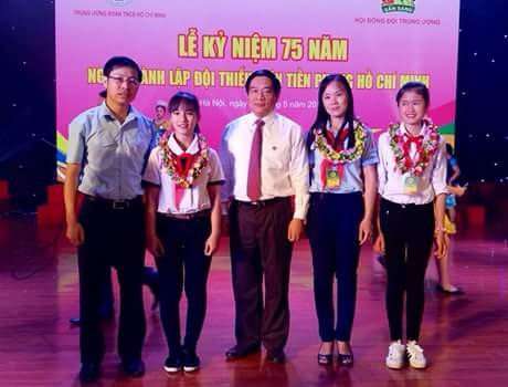 Em Tạch Như Hương (thứ 2 từ trái sang) nhận giải thưởng Kim Đồng do Hội đồng Đội Trung ương trao tặng