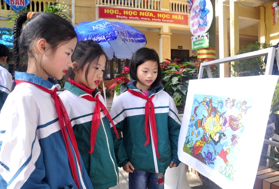 Các em học sinh trường tiểu học Nam Sơn 2, TP Bắc Ninh thăm quan các tác phẩm tranh vẽ đạt giải