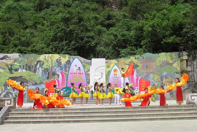 Tiết mục văn nghệ đặc sắc của các em học sinh tại Khu di tích lịch sử Kim Đồng trong Lễ kỉ niệm 75 năm Ngày thành lập Đội TNTP Hồ Chí Minh