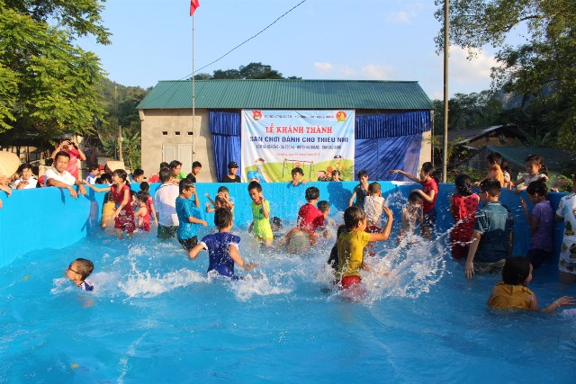 Bể bơi di động nhằm giúp các em thiếu nhi có điều kiện tập bơi và vui chơi thỏa thích