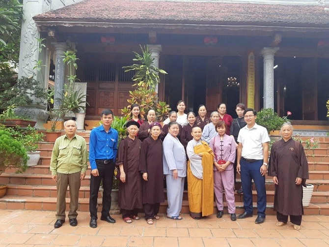 Thường trực Hội Liên hiệp thanh niên tỉnh thăm hỏi các chức sắc tôn giáo tại chùa Đống Lân, thành phố Cao Bằng