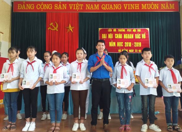 Đồng chí Trần Văn Linh, Phó chủ tịch Hội đồng đội huyện Hà Quảng trao khen thưởng đội viên có thành tích xuất sắc trong học tập và rèn luyện