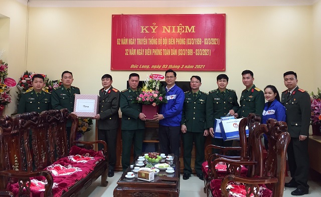 CLB Tuổi trẻ 4 lực lượng thăm hỏi, tặng quà Đồn Biên phòng Đức Long, huyện Thạch An