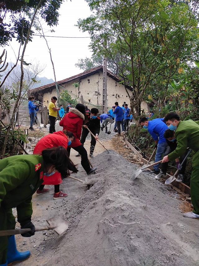 Thạch An: Thanh niên ra quân giúp nhân dân làm đường bê tông nông thôn