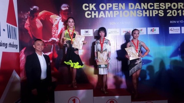 Nguyễn Hồng Anh (thứ 2 từ trái sang) đoạt Huy chương vàng tại Giải CK open dancesport championships năm 2018.