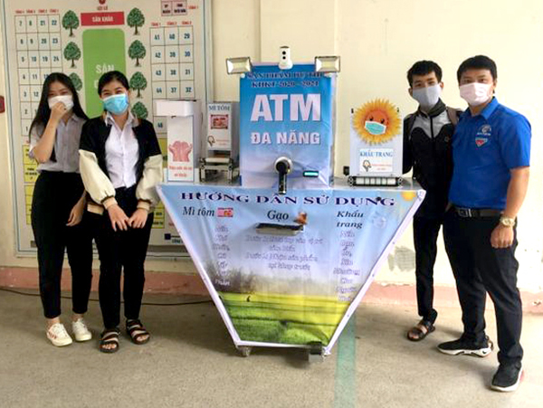 Hai nữ sinh Võ Lê Xuân Thủy và Hồ Nguyễn Minh Thư (bìa trái hình) bên sản phẩm ATM đa năng.