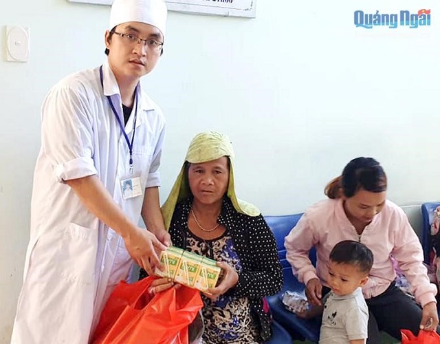 Bác sĩ Nghĩa cấp sữa miễn phí cho người bệnh đang điều trị tại Trung tâm Y tế huyện Sơn Tây.