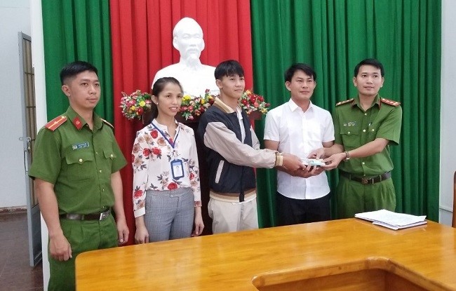 Em Thuận và Công an thị trấn Lộc Thắng bàn giao tài sản cho người đánh rơi