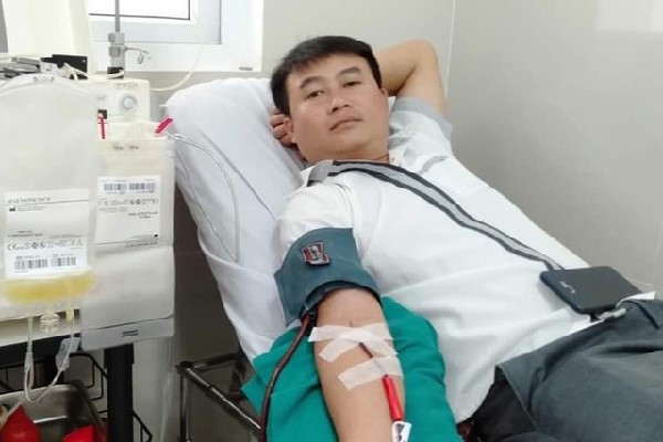 Anh Ngô Văn Mạnh trong một lần hiến máu cứu người.