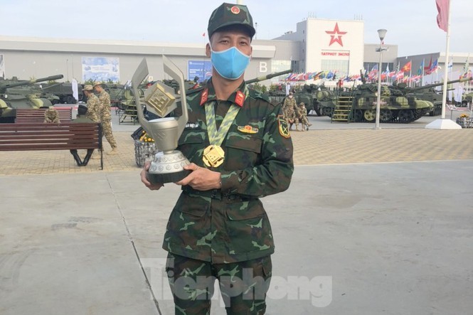Thiếu tá Trần Việt Hải với tấm Huy chương Vàng Army Games 2020