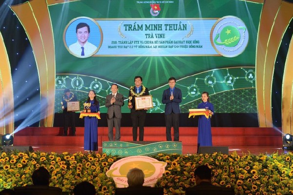 Anh Trầm Minh Thuần nhận Giải thưởng Lương Định Của lần thứ XV năm 2020.