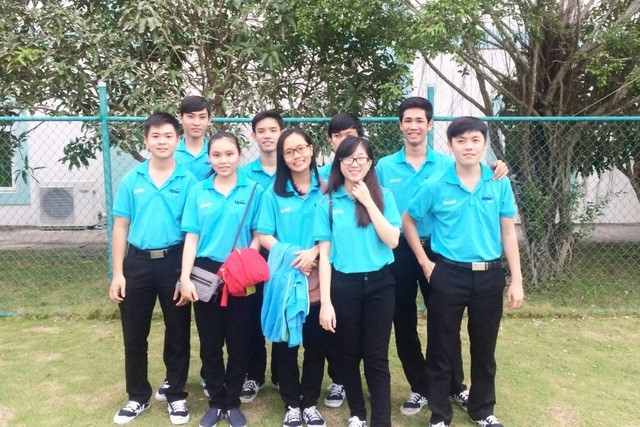 Tô Hoàng Minh (đứng thứ 2 từ phải qua) và nhóm bạn sinh viên Đại học Trà Vinh của mình