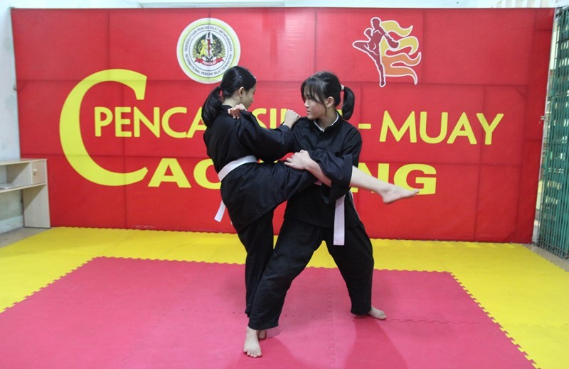 Vận động viên Hoàng Thị Thu Hiền (bên phải) tập luyện cùng đồng đội.
