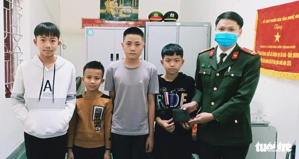 Bốn nam sinh nhặt được ví đến trụ sở Công an xã Hưng Thông, huyện Hưng Nguyên, Nghệ An tìm người đánh rơi