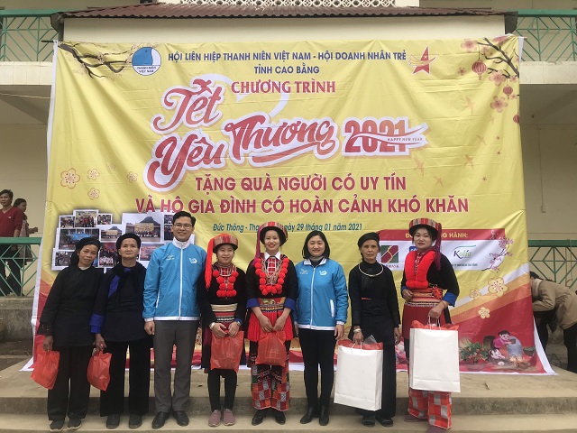 Hội LHTN Việt Nam tỉnh tặng quà già làng, trưởng xóm và người có uy tín tại xã Đức Thông