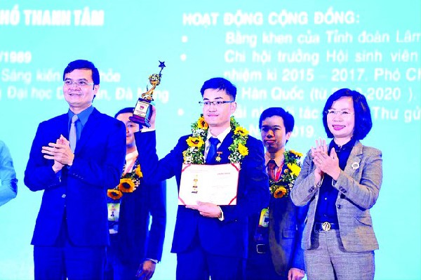TS. Hồ Thanh Tâm nhận Giải thưởng Quả Cầu Vàng năm 2020 ảnh: Dương Triều