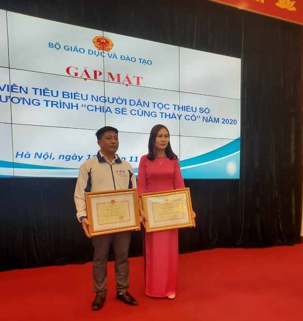 Cô giáo Bàn Thị Hải nhận Bằng khen tại chương trình “Tuyên dương cùng thầy cô” năm 2020