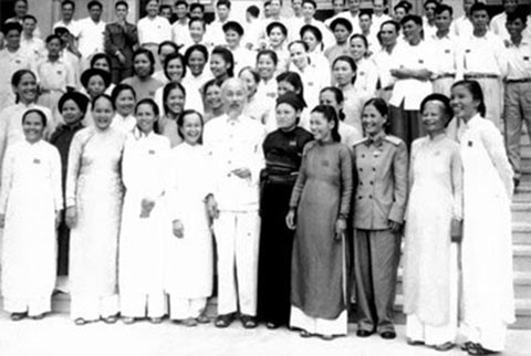 Chủ tịch Hồ Chí Minh và các nữ đại biểu tại Đại hội đại biểu toàn quốc lần thứ III của Đảng, tháng 9 năm 1960. Ảnh tư liệu