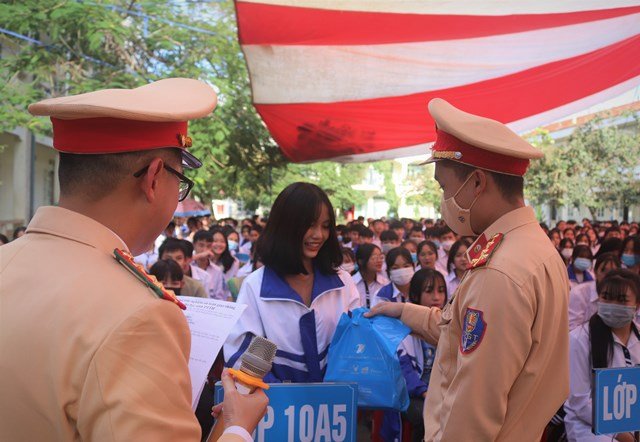 Đoàn TN Công an tỉnh: Sôi nổi hoạt động Ngoại khóa tuyên truyền thực hiện an toàn giao thông, phòng chống ma túy và ba văn kiện pháp lý biên giới trên đất liền  Việt Nam – Trung Quốc tại trường THPT Nguyên Bình