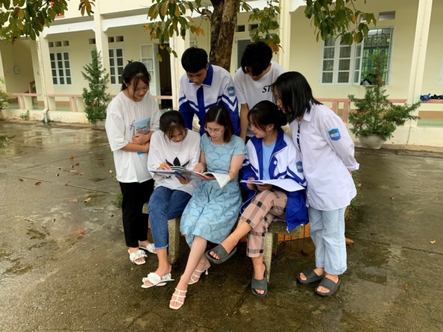 Cô giáo Nguyễn Thị Thanh Xuân và các bạn học sinh trường THPT Nguyên Bình.