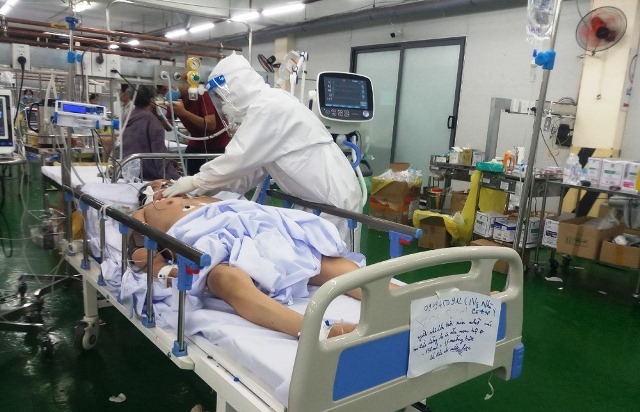 Đoàn nhân lực y tế số 2 tỉnh tham gia điều trị bệnh nhân nặng tại Khu Hồi sức cấp cứu, Bệnh viện dã chiến số 3  Ảnh Mã Văn Pá