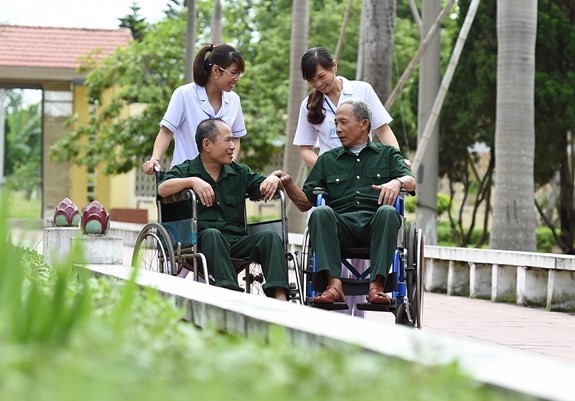 Điều dưỡng viên chăm sóc các thương binh nặng tại Trung tâm Điều dưỡng thương binh Nho Quan (Ninh Bình)/Ảnh minh họa/ Nguồn: Phú Sơn.